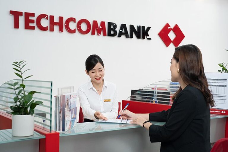 Nhân viên chăm sóc khách hàng Techcombank
