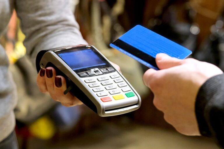 Quẹt thẻ qua máy POS